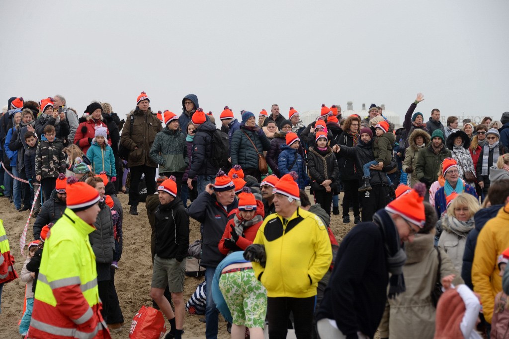 ../Images/Nieuwjaarsduik Noordwijk 2020 005.jpg